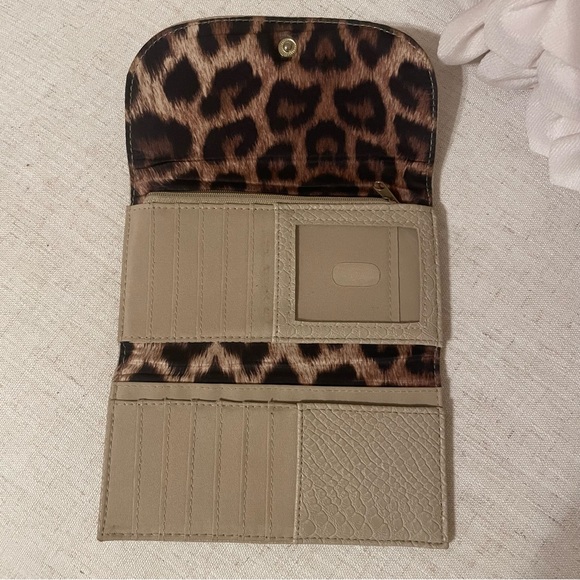 Tan/nude trifold wallet - Picture 2 of 5